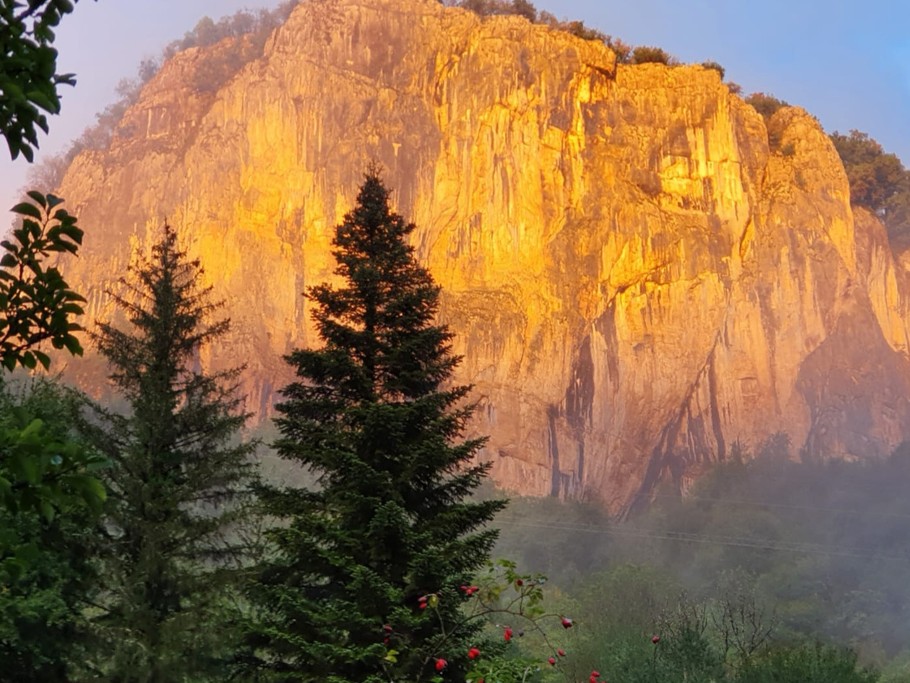 Roche de la Beaume vue depuis le jardin