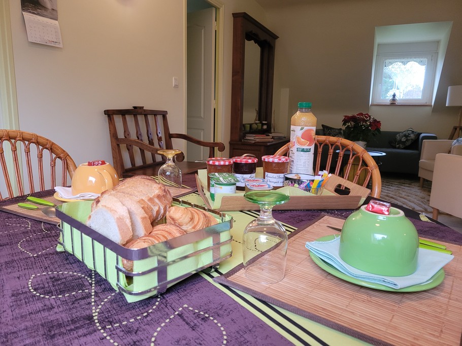 Espace détente partagée avec coin salon et espace tisanerie cafés