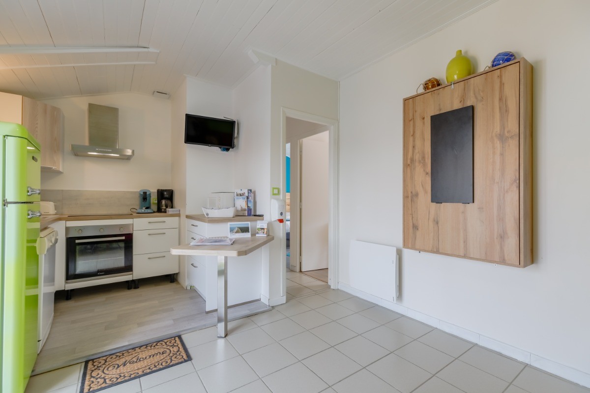 séjour modulable table murale et chaises pliantes