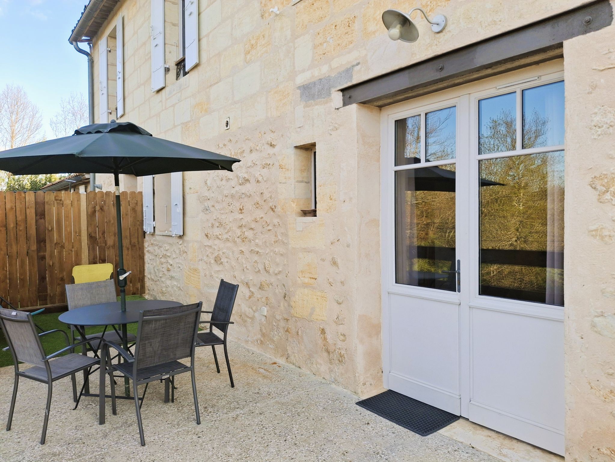 Gite le Cosy avec piscine commune, pour 2 à 4 personnes, avec canapé-lit confortable, à Langoiran en Gironde