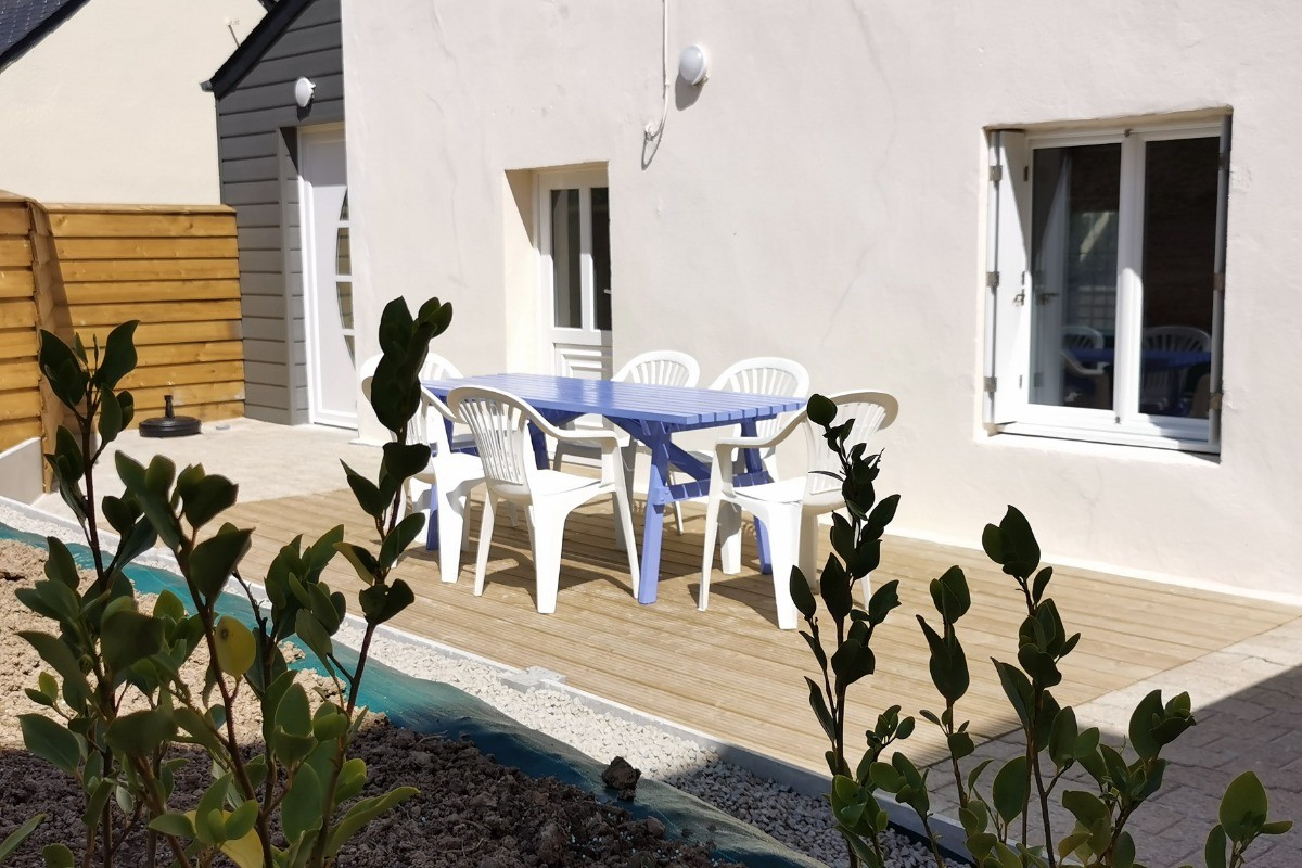 Terrasse bien exposée avec accès à la maison