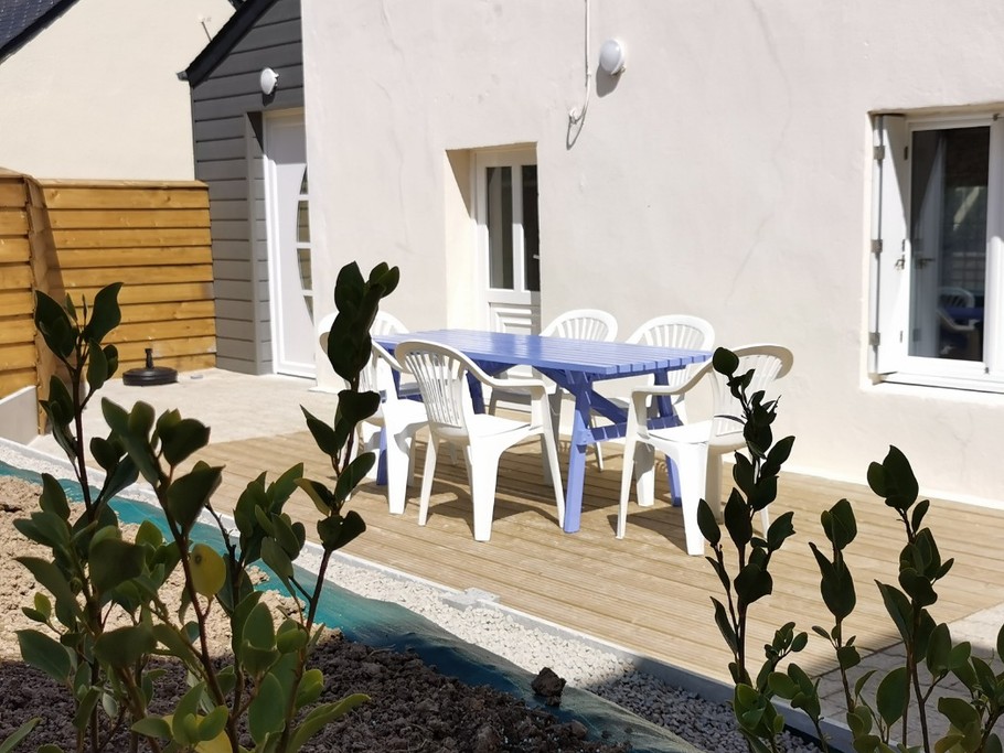 Terrasse bien exposée avec accès à la maison