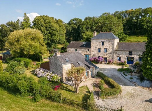 L'ancienne seigneurie du Domaine de La Riaudaie. L'appartement Les Épinettes se trouve au 1er étage de la bâtisse principale.