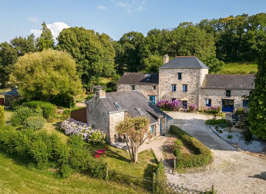 L'ancienne seigneurie du Domaine de La Riaudaie. L'appartement Les Épinettes se trouve au 1er étage de la bâtisse principale.