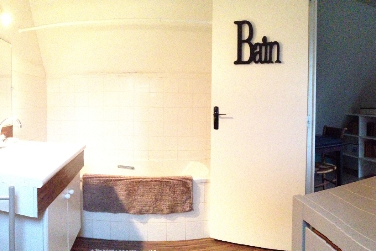 la salle de bain de l'étage