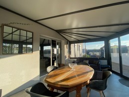 Véranda avec un canapé convertible en 140