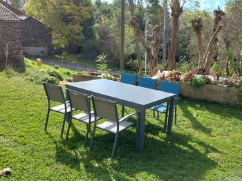 Jardin fleuri avec vue sur le hameau calme, parfait pour un séjour reposant proche de Saint-Flour