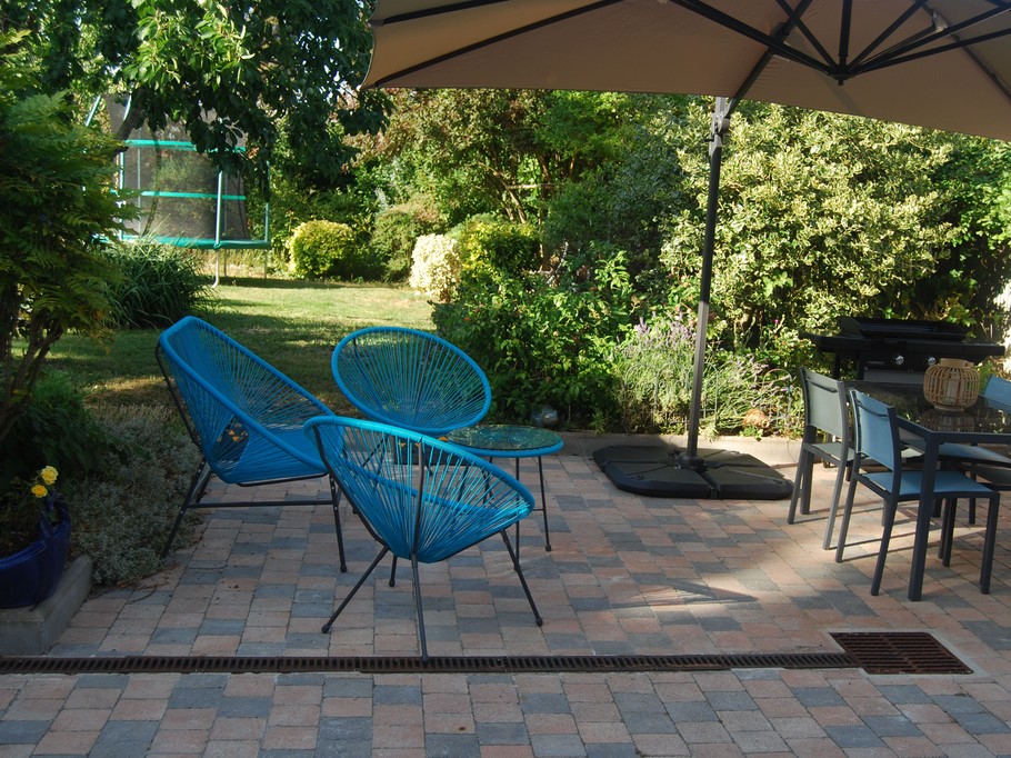 Terrasse équipée de mobilier de jardin pour repas en plein air