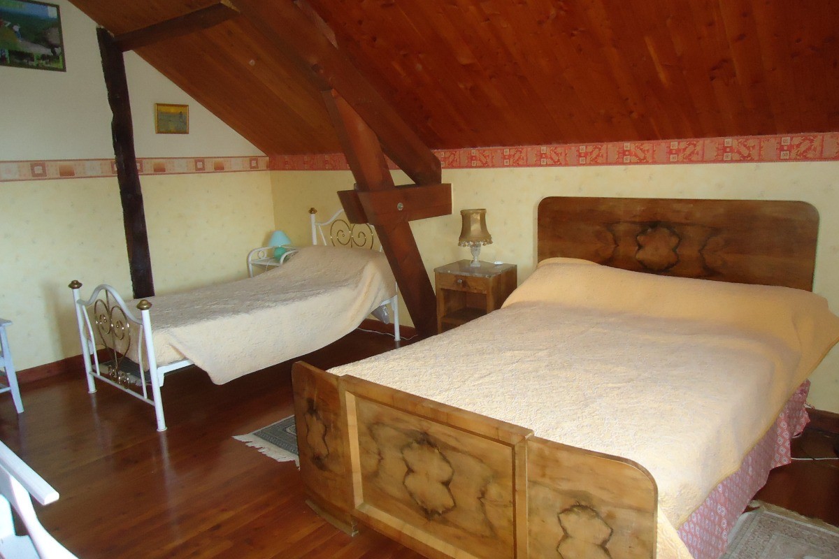 La chambre 3 avec son lit de 140 et son lit de 90