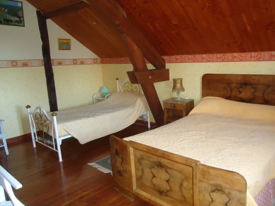 La chambre 3 avec son lit de 140 et son lit de 90