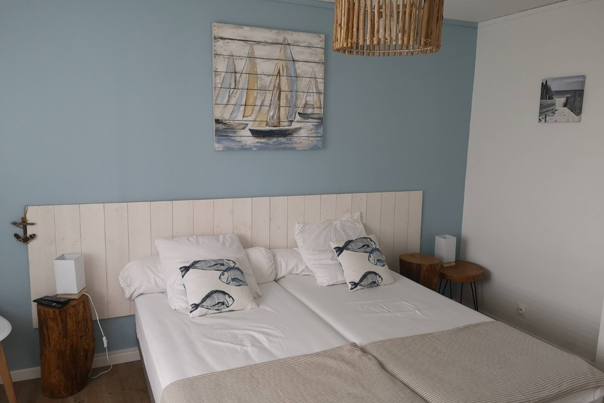 Chambre n°2 - 2 lits 90x190 + tv (2 couettes ou 1 couette 260x240)