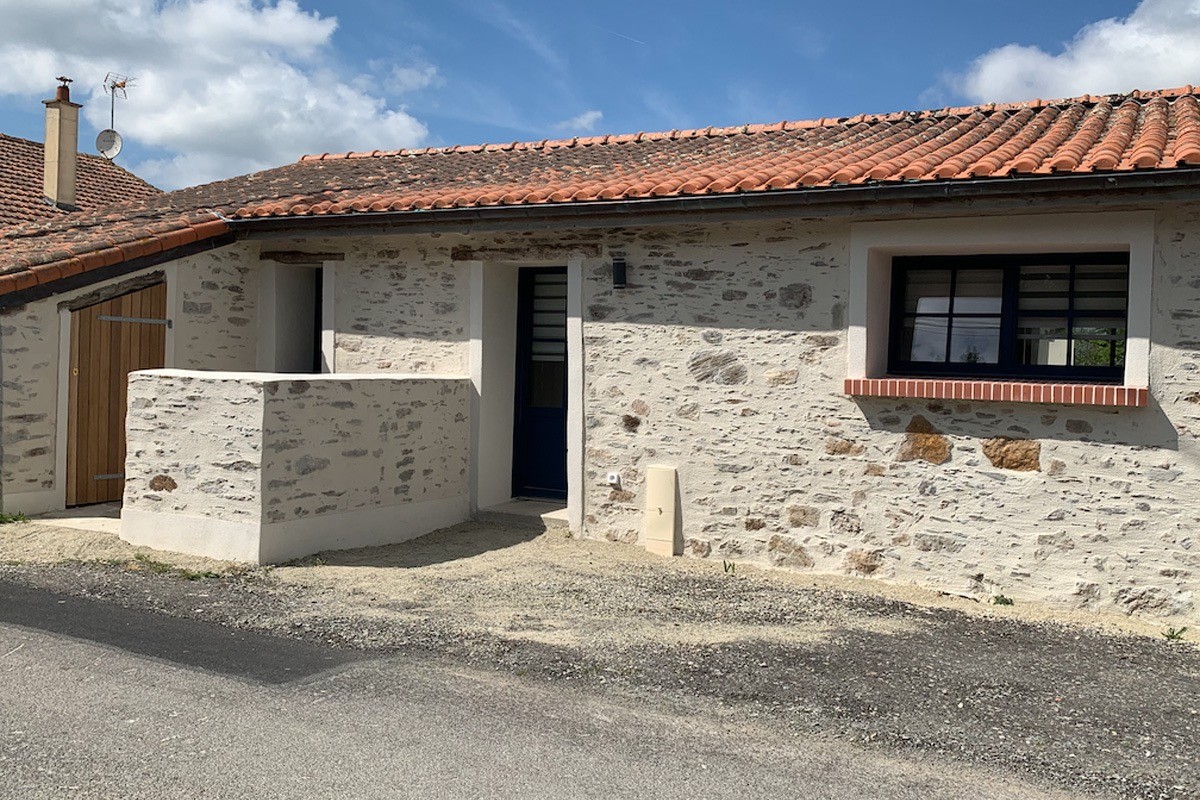 Entrée du gîte avec sationnement privé et local vélo sécurisé et avec prises électriques