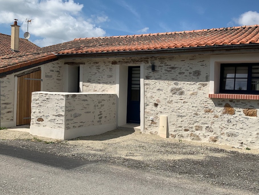 Entrée du gîte avec sationnement privé et local vélo sécurisé et avec prises électriques
