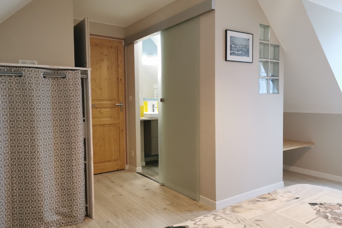 Chambre 2: salle d'eau privative + WC fermé dans la chambre