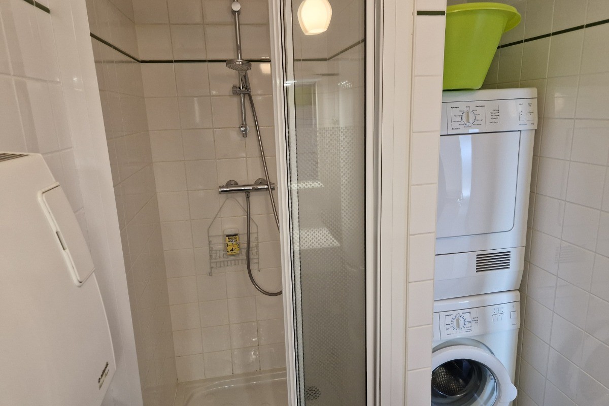 Salle d'eau avec lave-linge et sèche-linge - Appartement Gérardmer