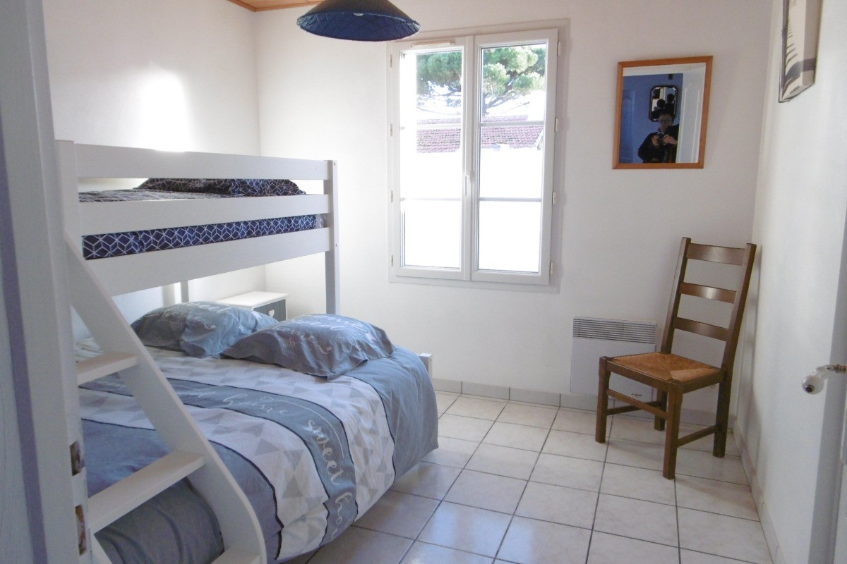 Chambre 2 avec un lit en 140 et un lit en 90 superposé