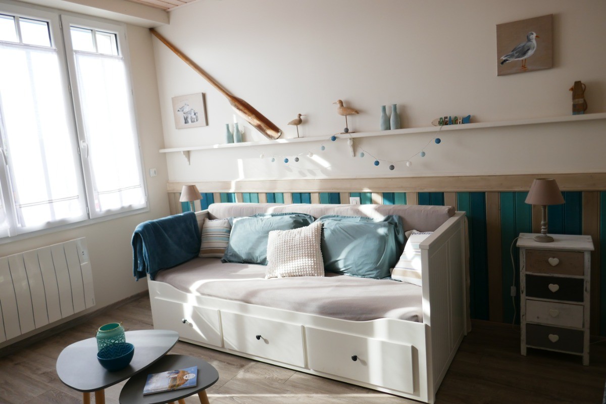 Coin salon avec canapé convertible en lit de 80cm