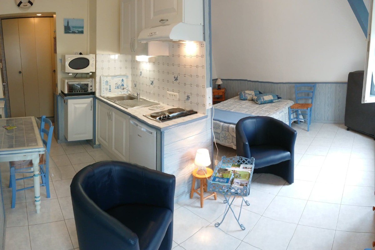 coté cuisine , retour salon et coté chambre, le studio 30m2