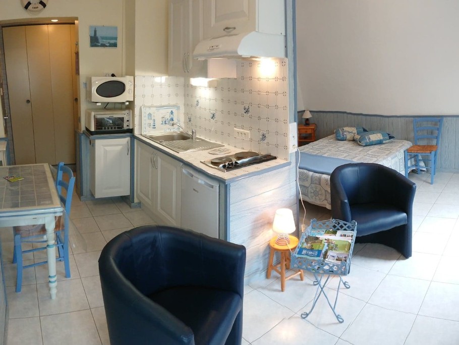 coté cuisine , retour salon et coté chambre, le studio 30m2