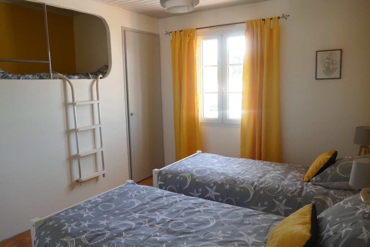 Chambre avec deux lits en 90 et un lit en 80