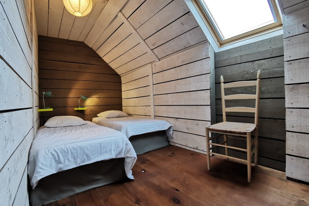 First floor: Bedroom 3 with 2 single beds