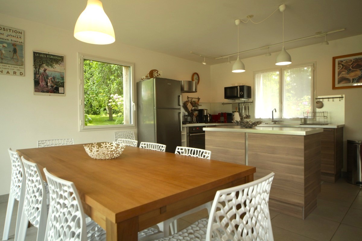 Le coin repas et la cuisine ouverte - Les Agapanthes - Location de vacances Ille-et-Vilaine