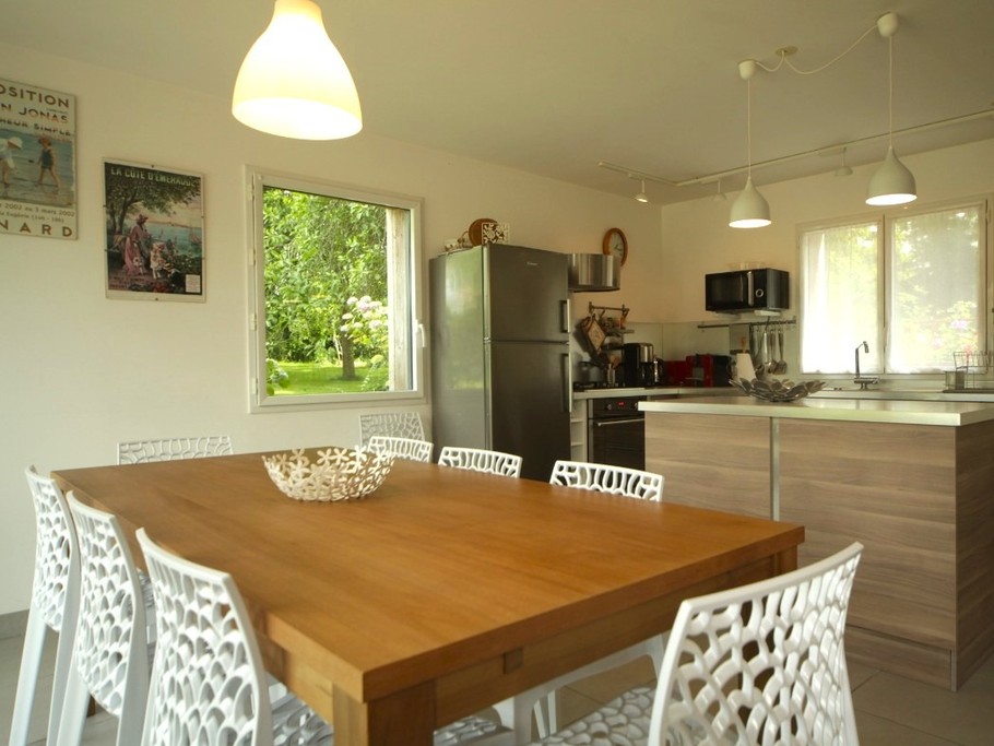 Le coin repas et la cuisine ouverte - Les Agapanthes - Location de vacances Ille-et-Vilaine