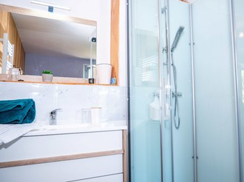 salle de  douche ouverte sur la chambre mais wc séparé