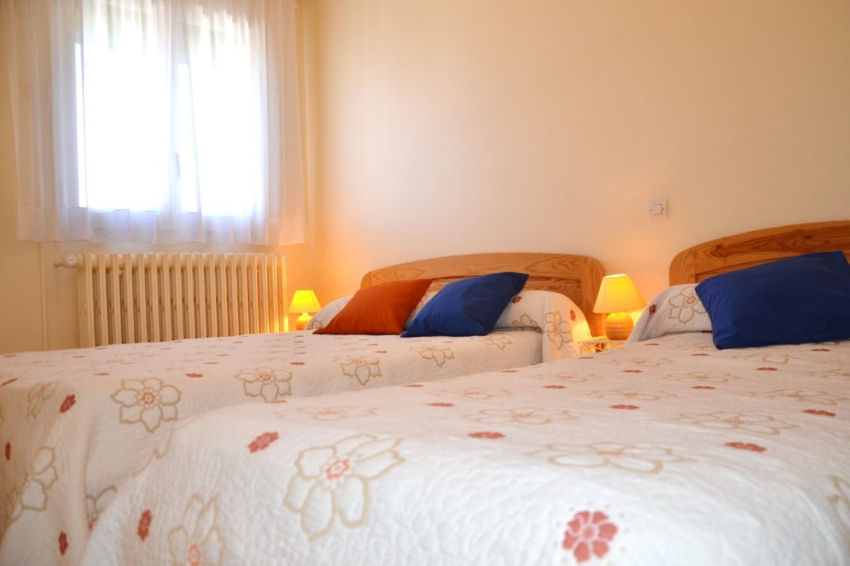 Chambre 2 ouest avec lit 140 cm et lit 90 cm