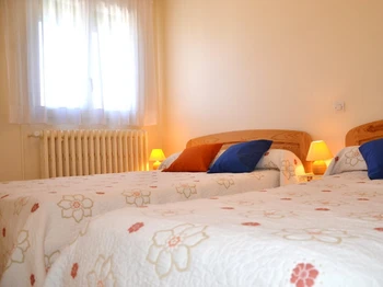 Chambre 2 ouest avec lit 140 cm et lit 90 cm