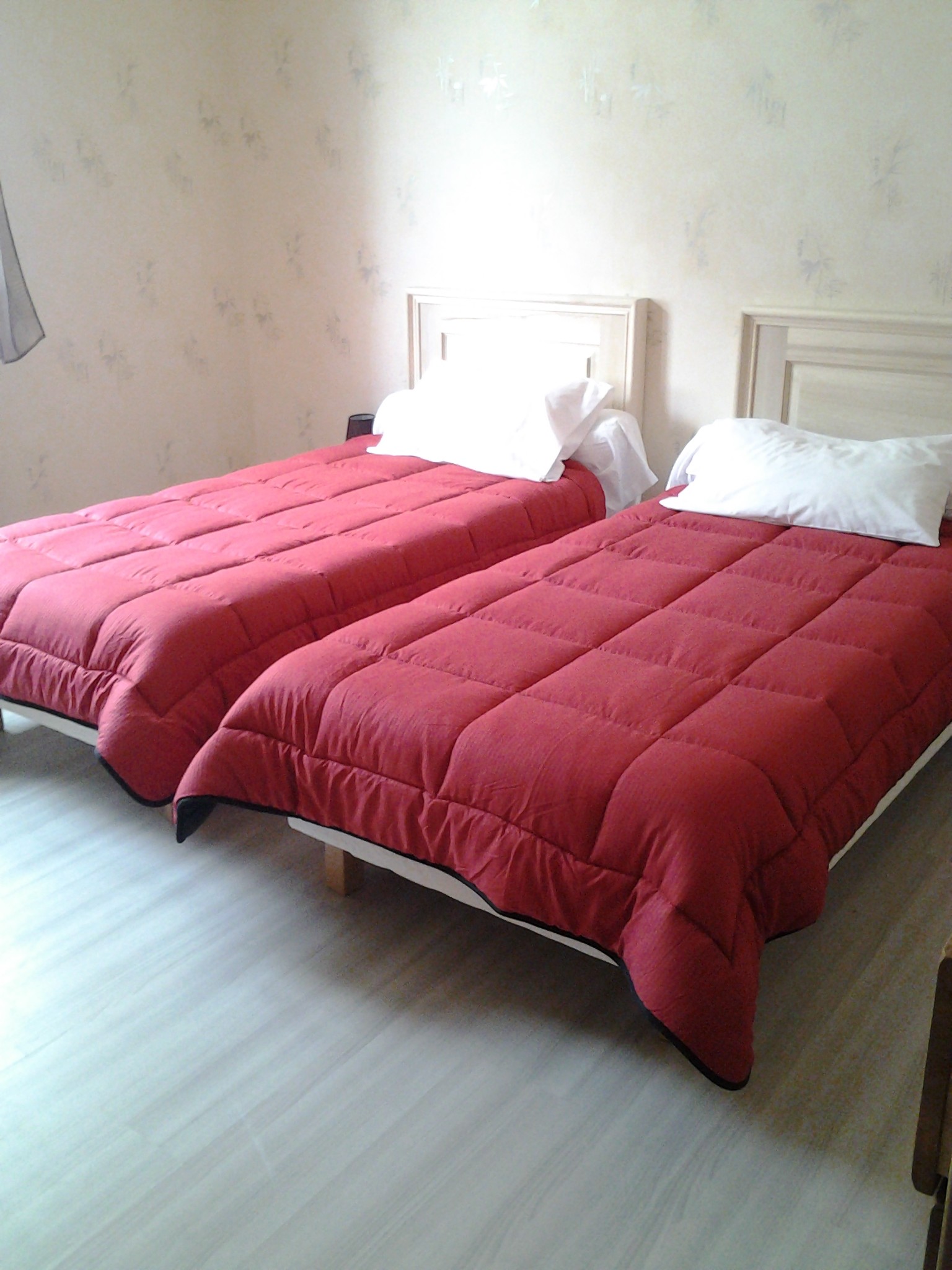 3 ème chambre avec 2 lits simples 90
