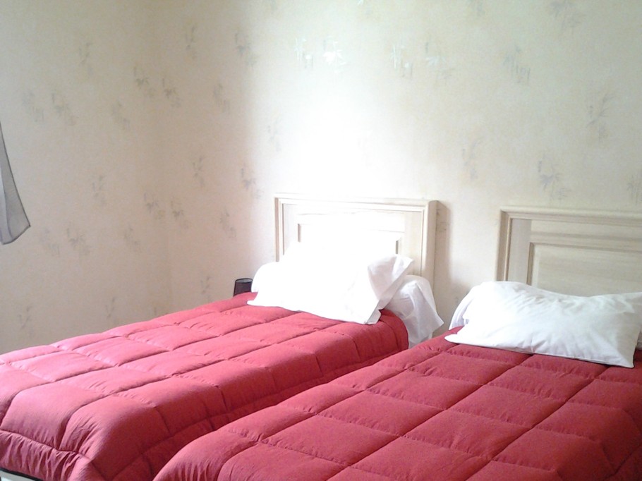 3 ème chambre avec 2 lits simples 90