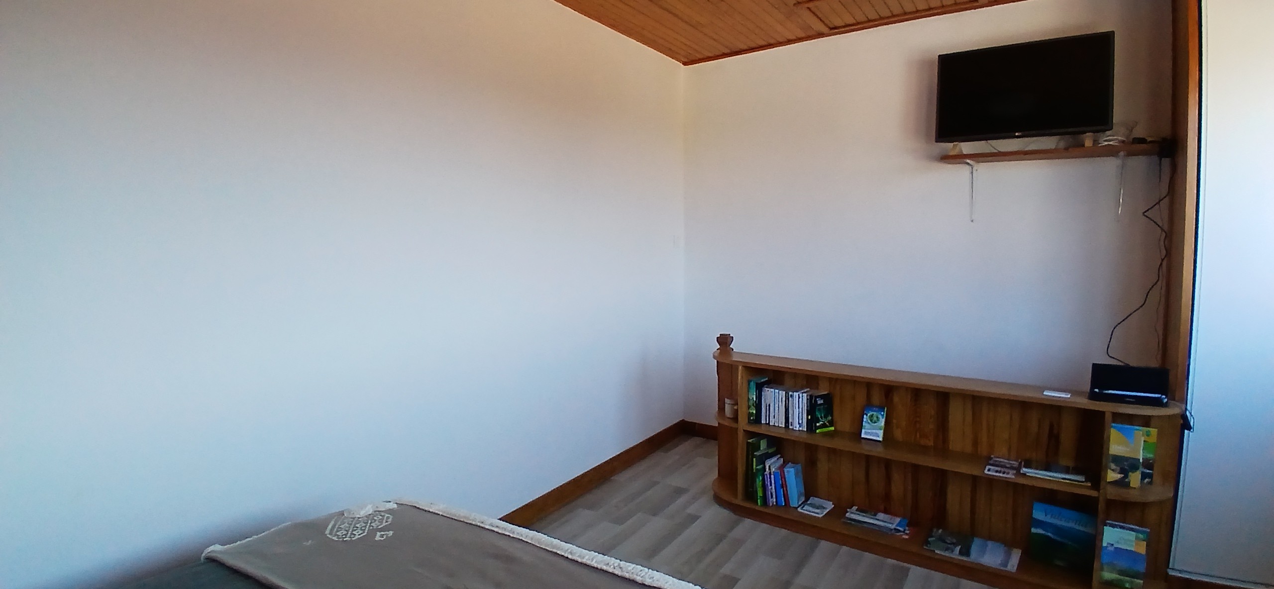 Chez Nelly - Gîte 2 personnes à Arconsat : La chambre avec TV (2e étage)