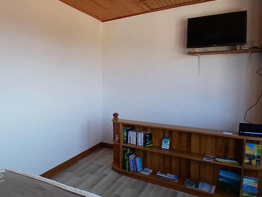 Chez Nelly - Gîte 2 personnes à Arconsat : La chambre avec TV (2e étage)