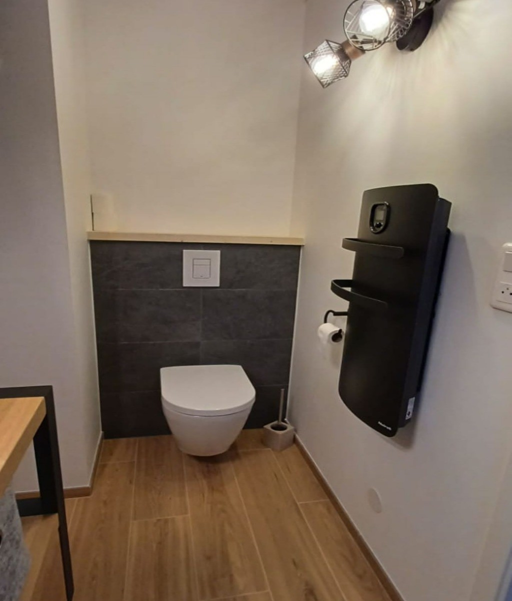 Salle de bain avec WC