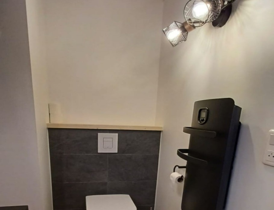 Salle de bain avec WC