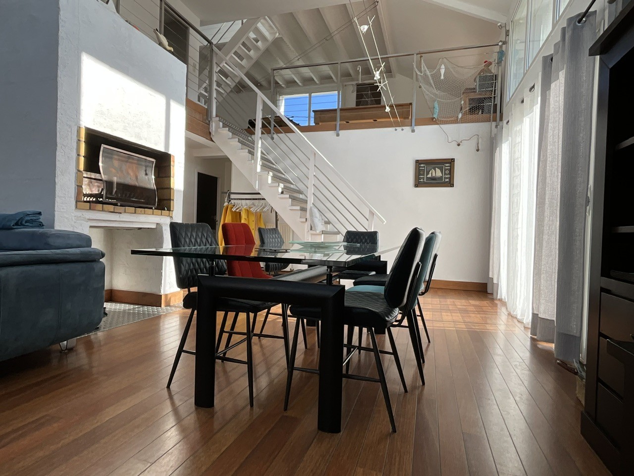 Le séjour avec son design, sa hauteur de plafond ,sa cheminée