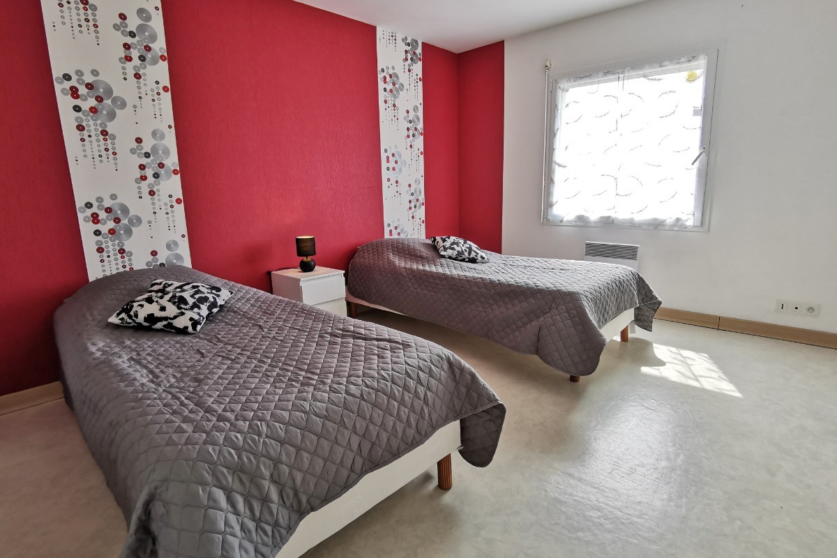 Etage: chambre 2 avec 2 lits 90