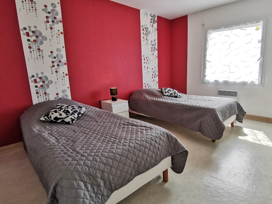 Etage: chambre 2 avec 2 lits 90