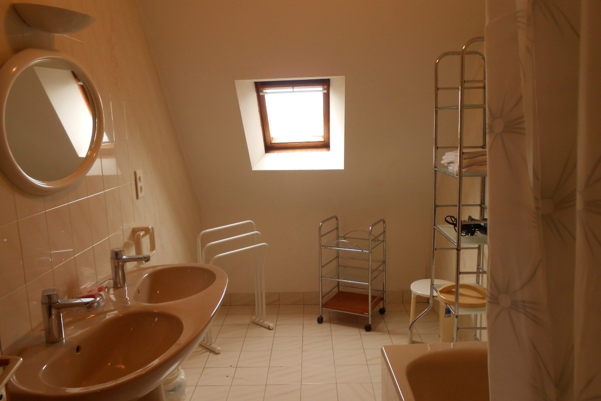 Salle de bain située à l'étage