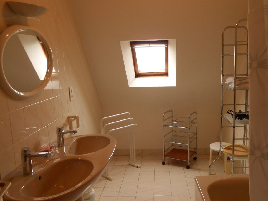 Salle de bain située à l'étage