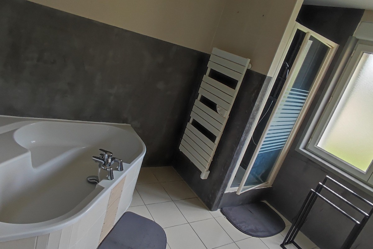 Salle de bain avec douche et baignoire - Maison Gite Le Bressaud à La Bresse