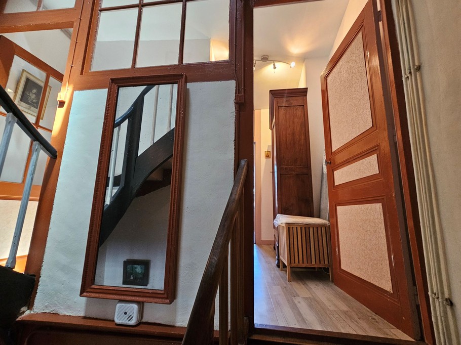 La Boutique d'Yvonne, location pour 4 personnes, près de Confolens, Vienne: Escalier qui mène au 1er étage, sur le palier qui mène à la salle de Bain et la chambre bleue