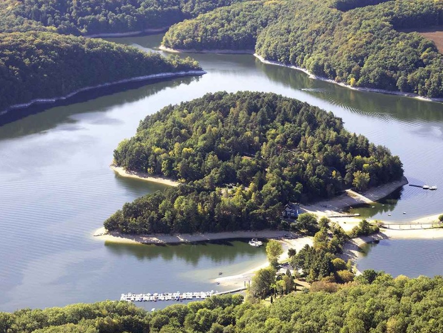 Baignade au lac de Saint-Étienne-Cantalès, près du gîte