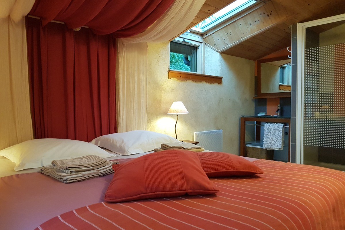 Chambre indépendante, spacieuse  et de plain-pied pour 2 personnes (lit queen size 160 x 200 cm) avec salle d'eau et rangements.