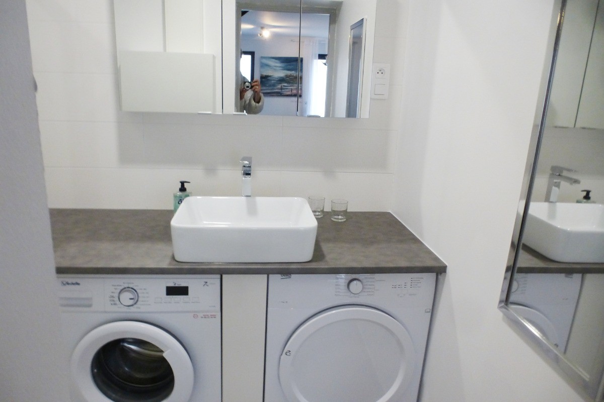 Au RDC salle d'eau avec WC  et   lave-linge, sèche-linge