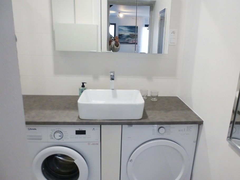 Au RDC salle d'eau avec WC et lave-linge, sèche-linge