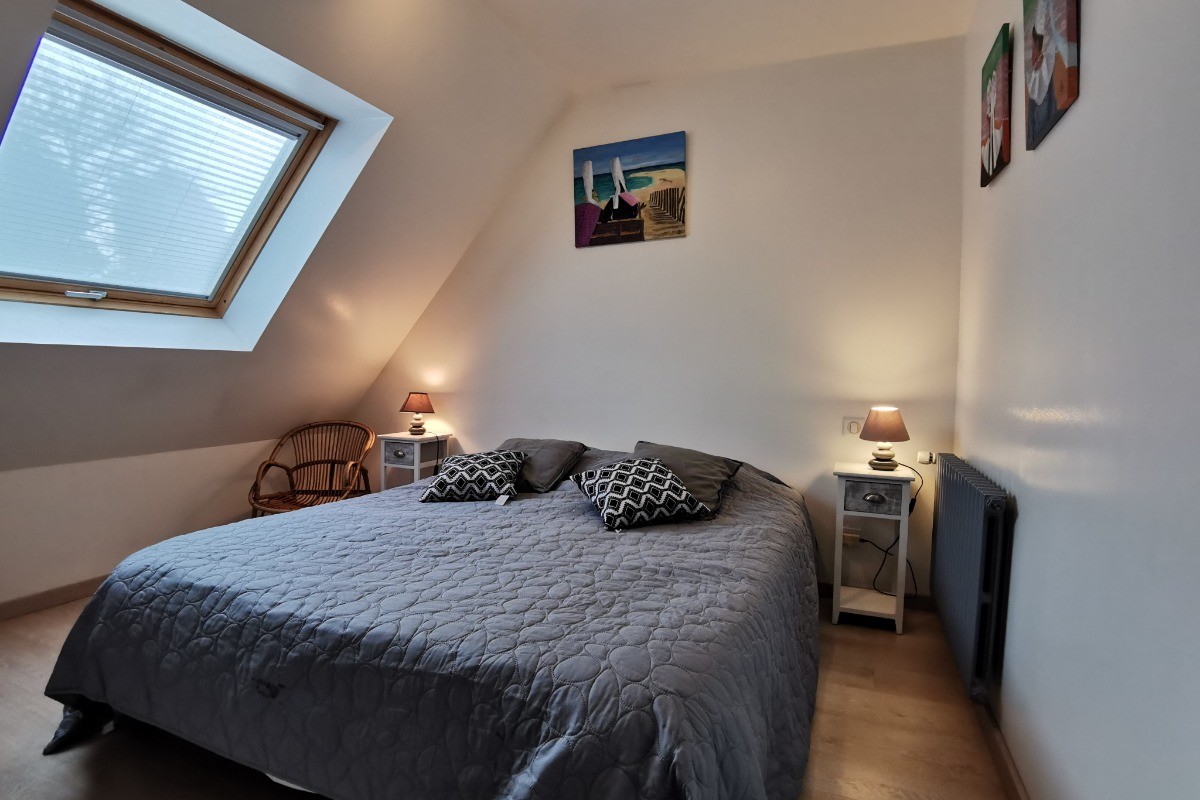 Chambre à l'étage avec un grand lit et TV