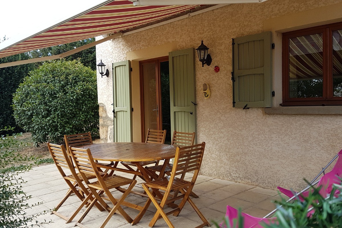 Terrasse privée avec store pour vos repas en extérieur