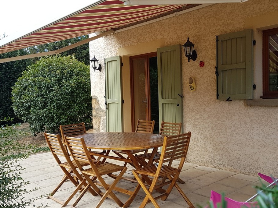 Terrasse privée avec store pour vos repas en extérieur